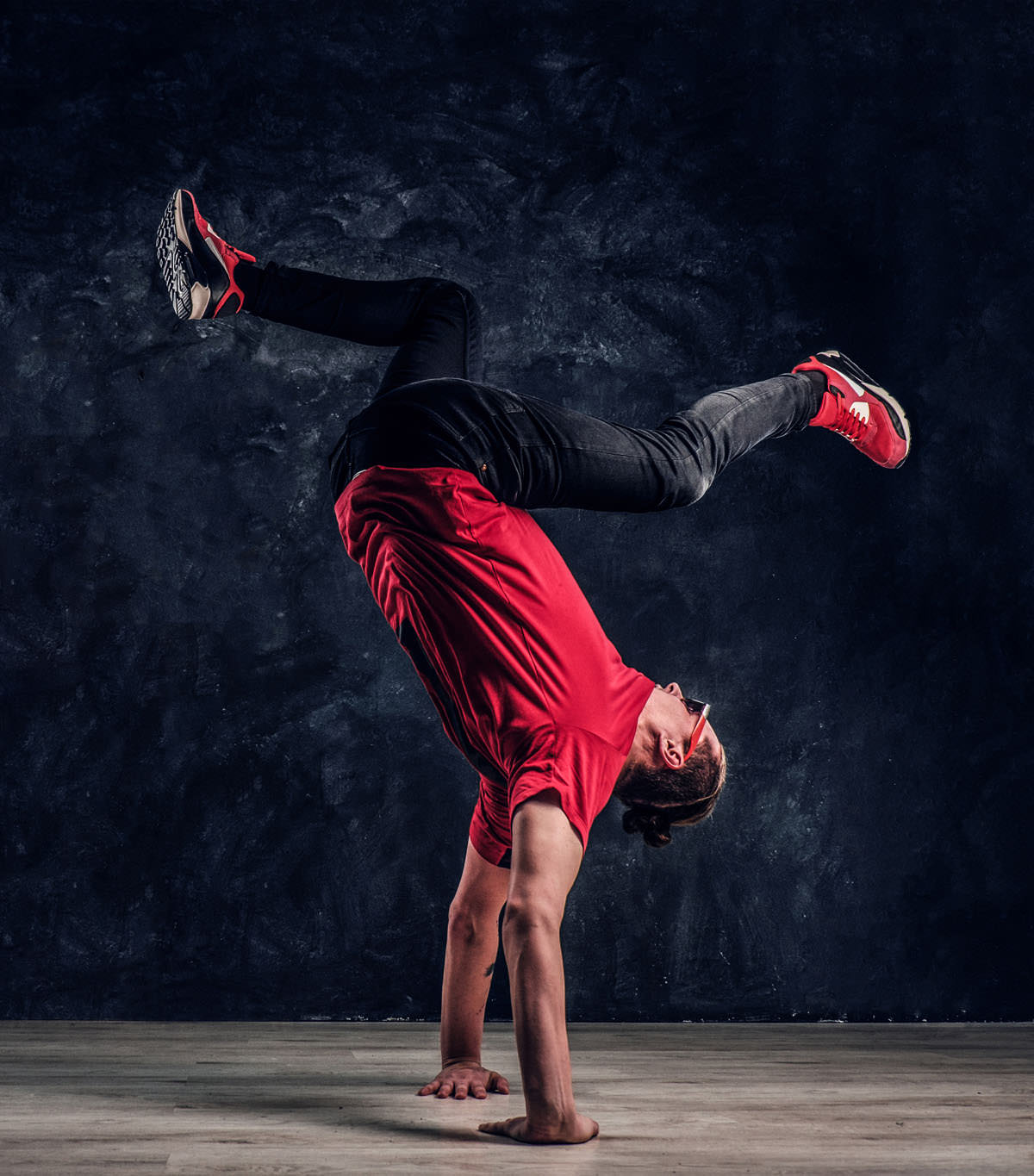 Poster de un bailarín en clases de urbano modalidad Hip Hop