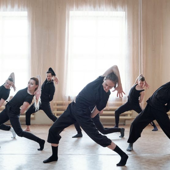 Jovenes en una coreografía en la Academia de baile Talavera.